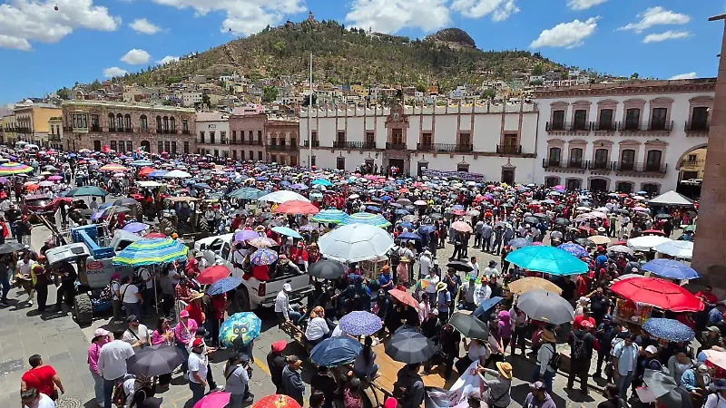 Maestros marchan en Zacatecas y se concentran en Plaza de Armas